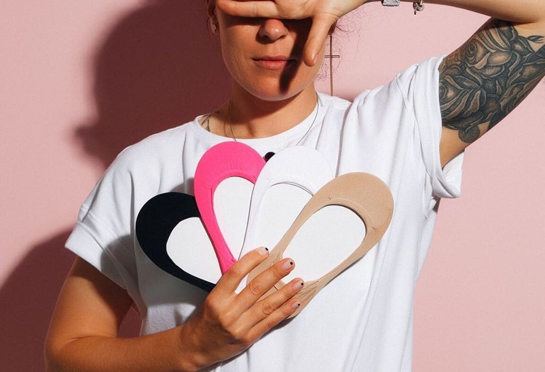 Ali potrebujemo nogavice in stopalke za poletno obutev?