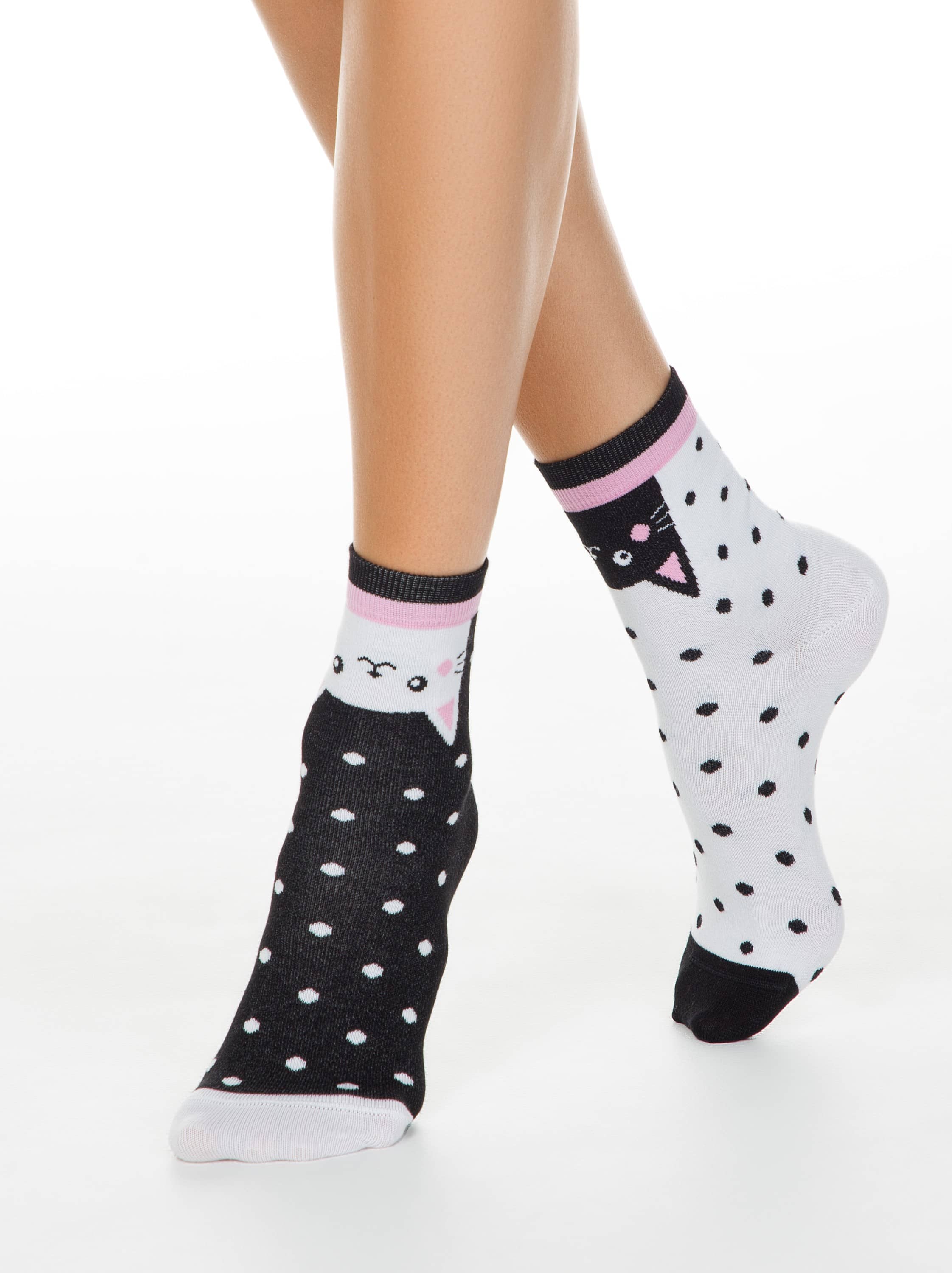 Barvaste in vesele ženske bombažne nogavice s pikicami in mucama Conte Elegant Happy Muci v črno-beli barvi