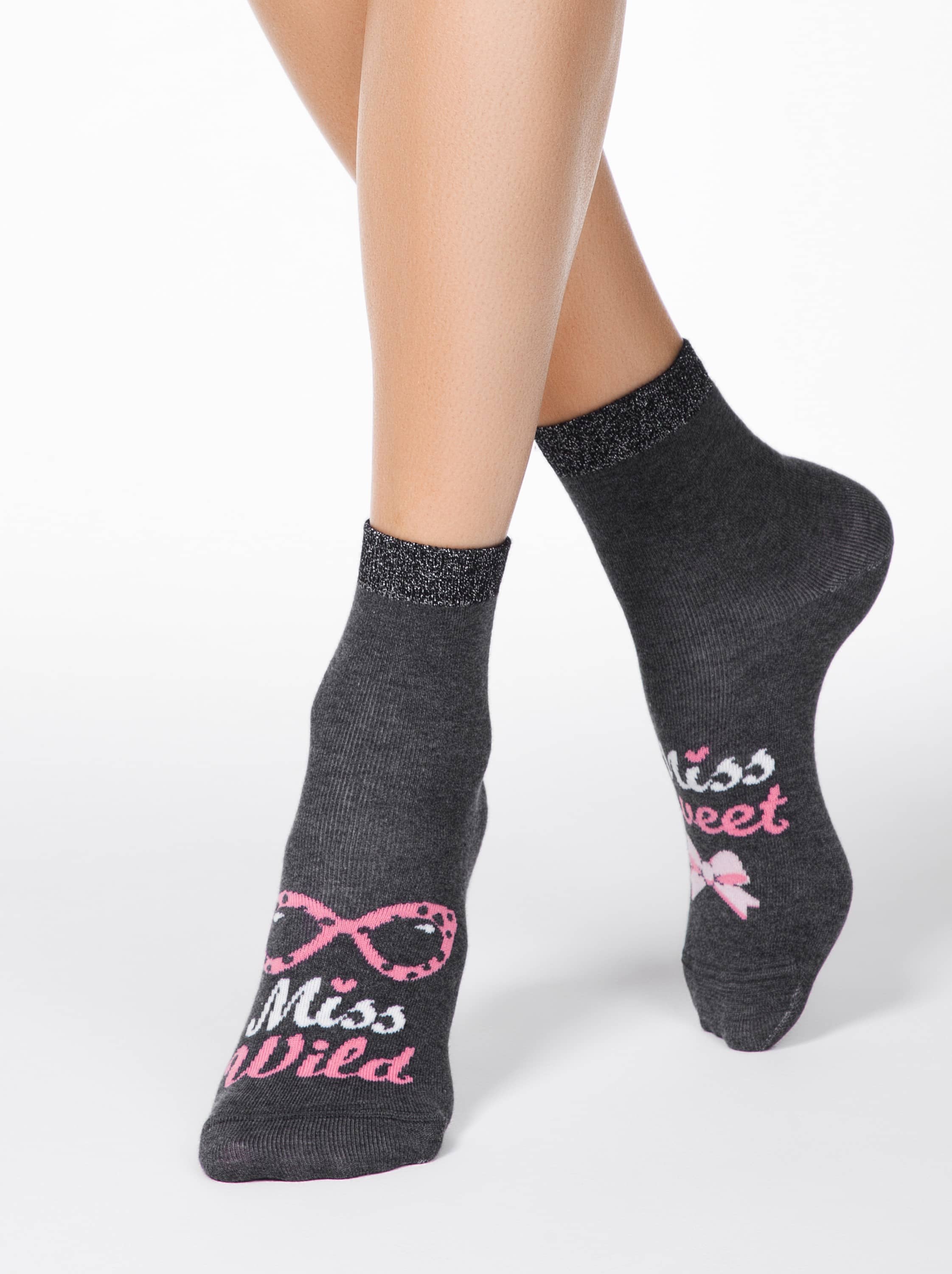 Pisane ženske nogavice iz bombaža z zanimivimi vzorci in sijočim robom Conte Miss