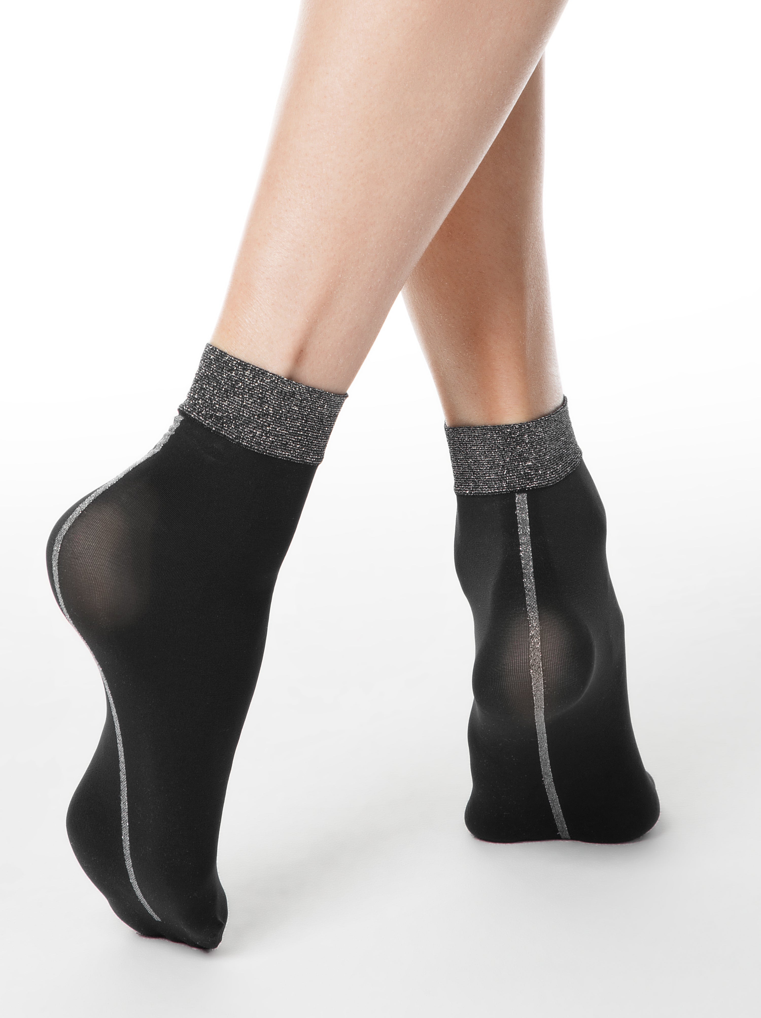 Ženske nogavice s sijočim robom in črto zadaj