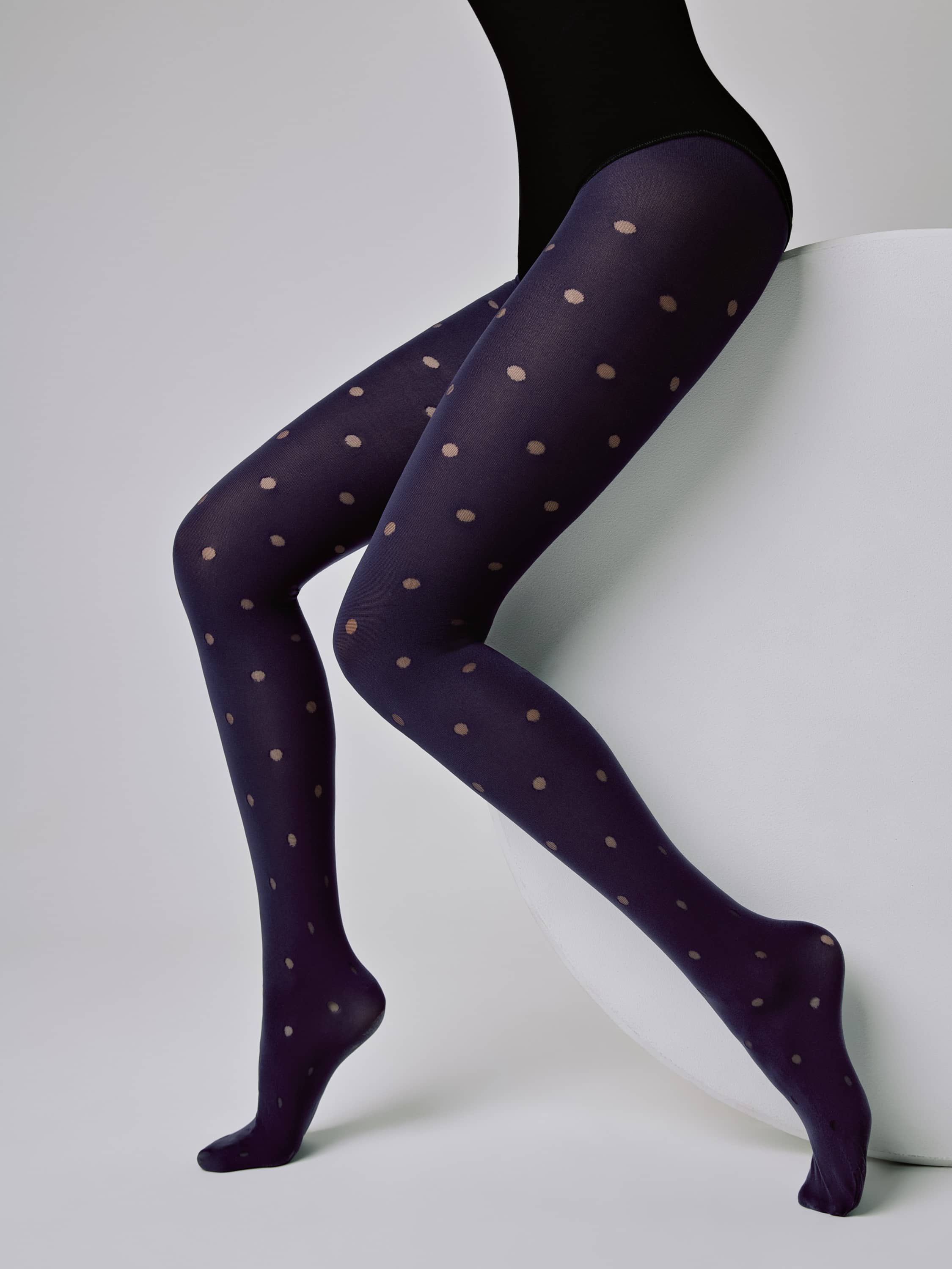 Debelejše hlačne nogavice z vzorcem s prosojnimi pikami Conte Enjoy 50 denske v črni barvi
